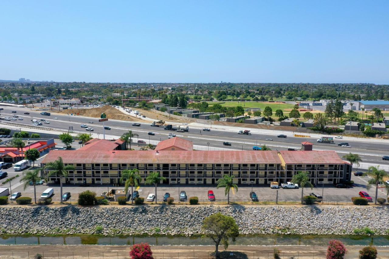 La Quinta Inn By Wyndham Costa Mesa Orange County Exterior foto